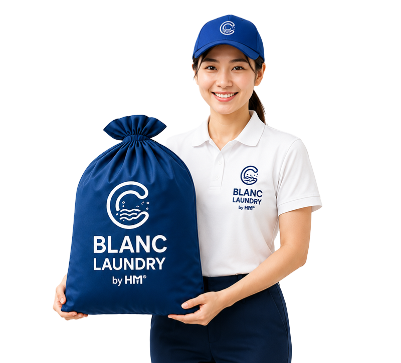 Nhân viên Blanc Laundry cầm túi giặt nhận đồ tận nơi